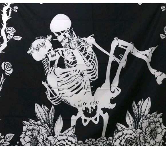 💀🖤 Skeleton Love Tapestry - Picture 1 of 3